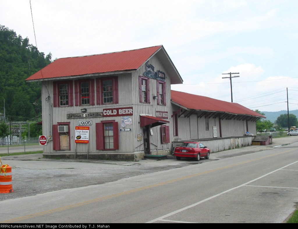 Former C&O freight depot now a liquor store