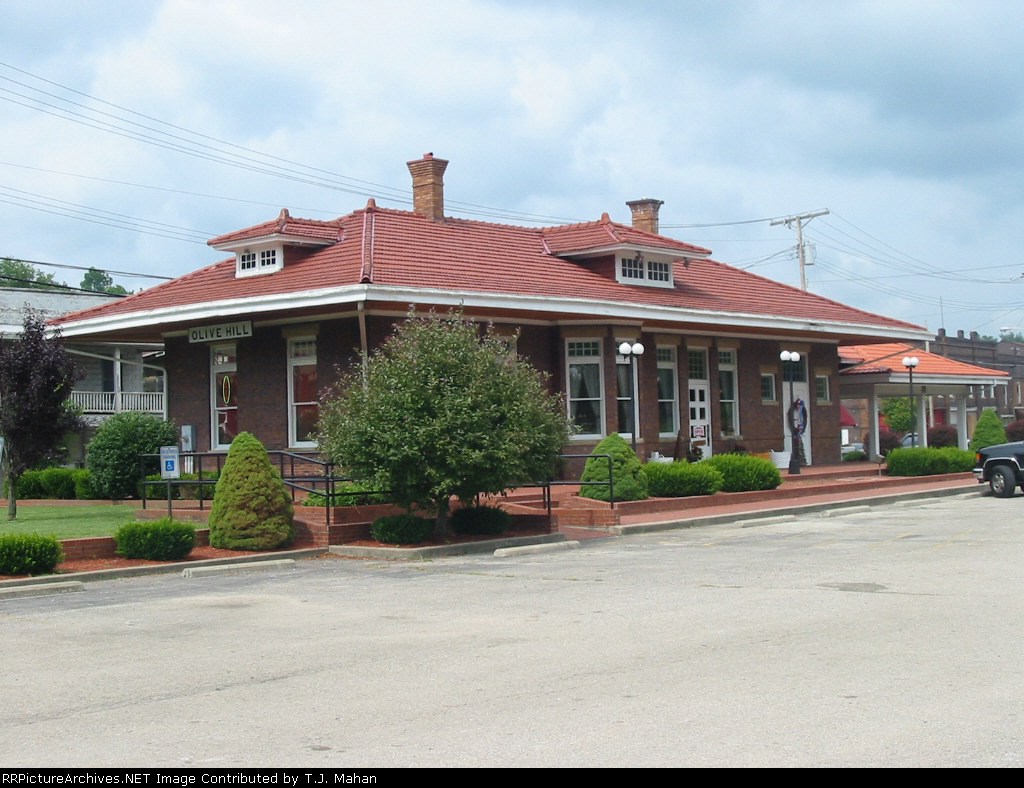 What was trackside view of exC&O Olive Hill depot, now a home decor shop (darn shrubbery!!)