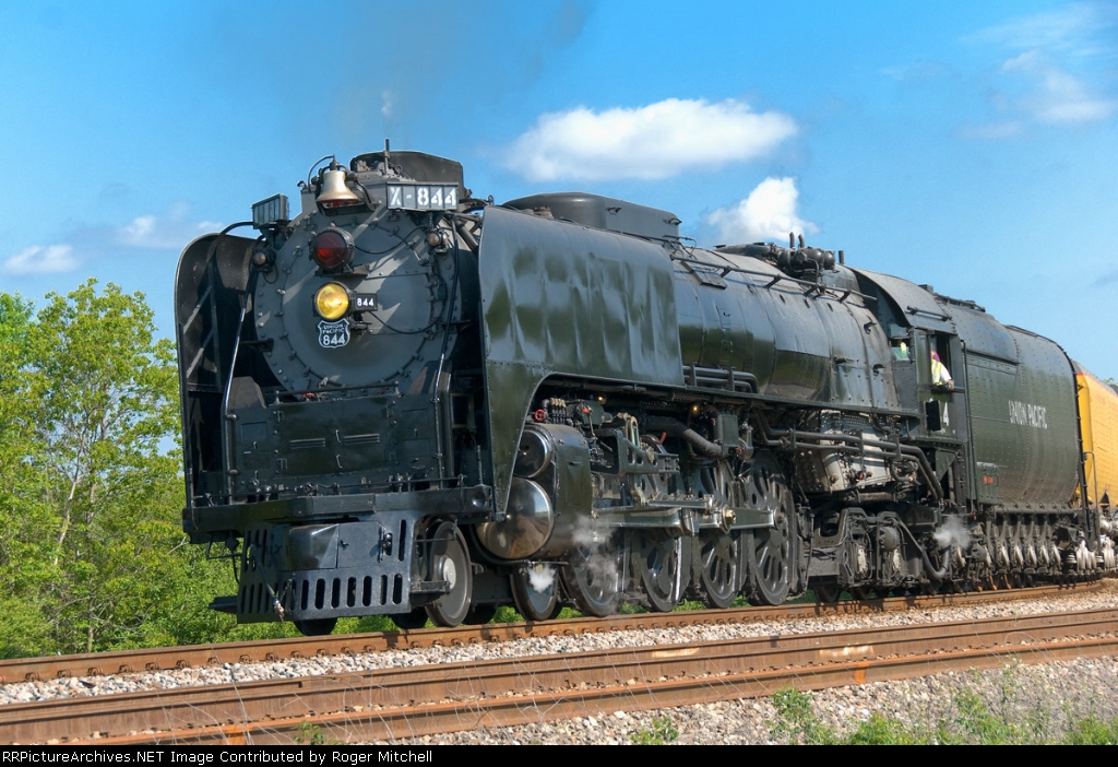 UP 844 adds a bit of fire coming around the Algoa Split heading south for Harlingen, TX