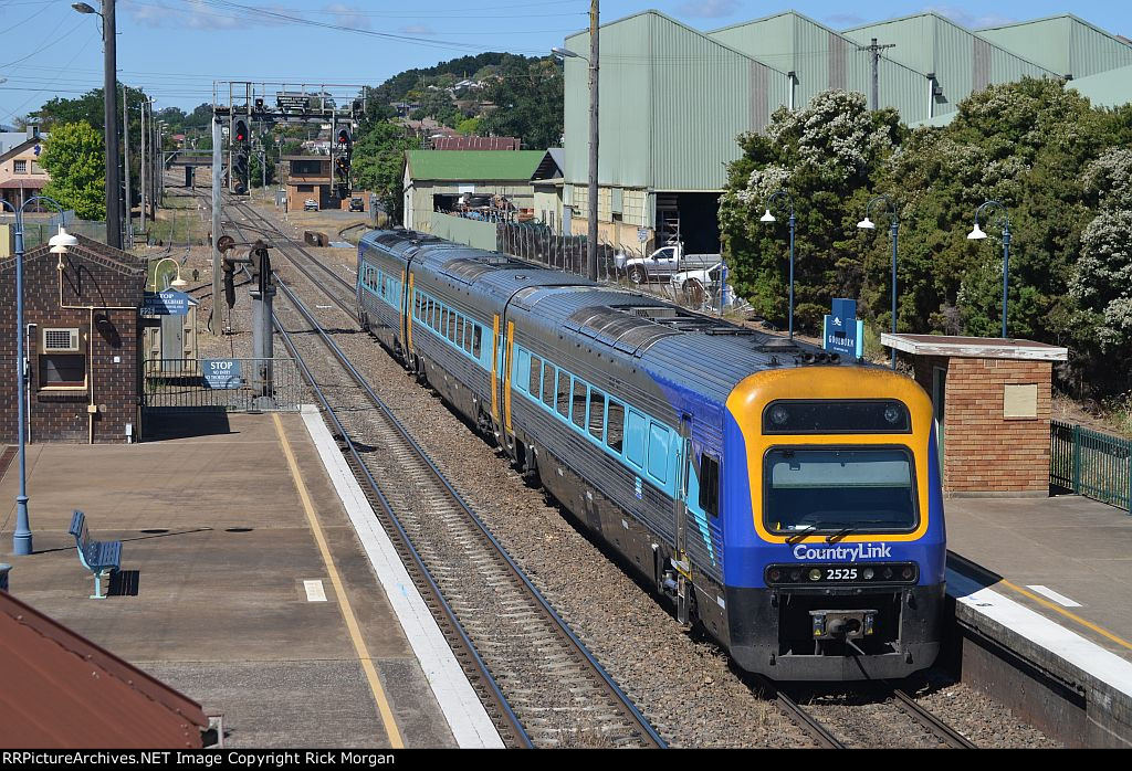 Xplorer Departing Goulburn
