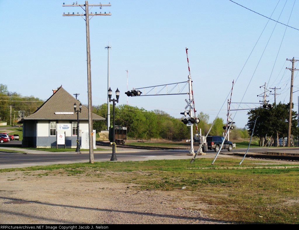 Old Milwuakee Road depot and crossing gates