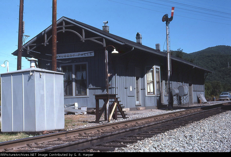 Flashback!  Balcony Falls lookjng east in October, 1985... WITH train order signal semaphore