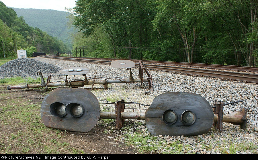 CAntilever signal heads on the ground