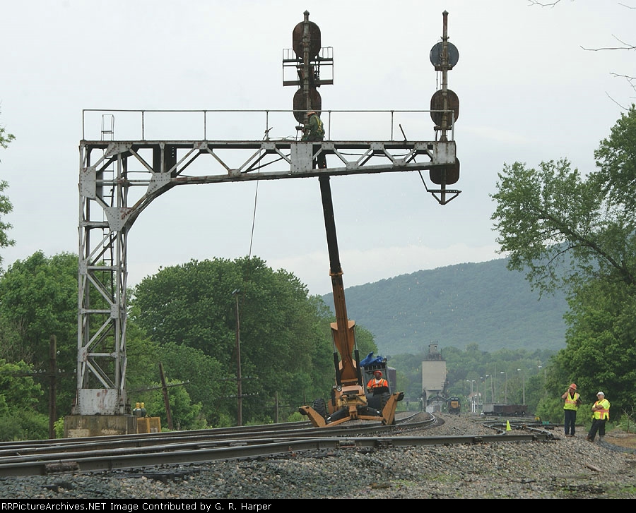 First of two heads on cantilever at Balcony Falls gets cut off