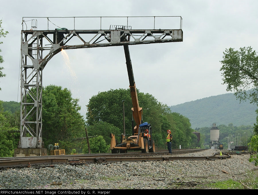 Cutting bottom member of cantilever horizontal arm