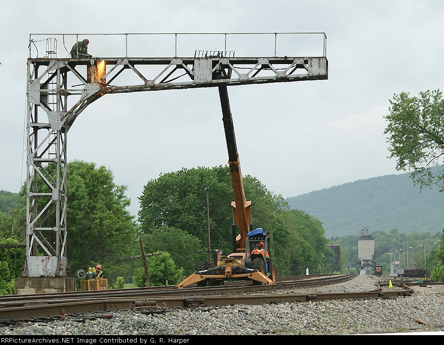 cutting upper member of horizontal arm