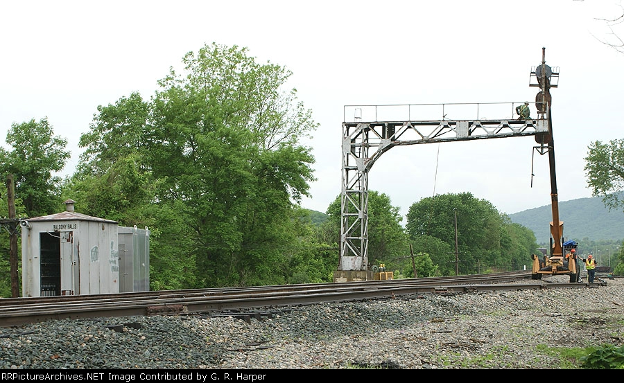 Second Balcony Falls cantilever head is cut