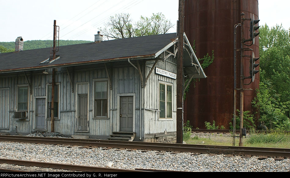Balcony Falls depot and the very mast old C&O, US&S still standing... but not for long.