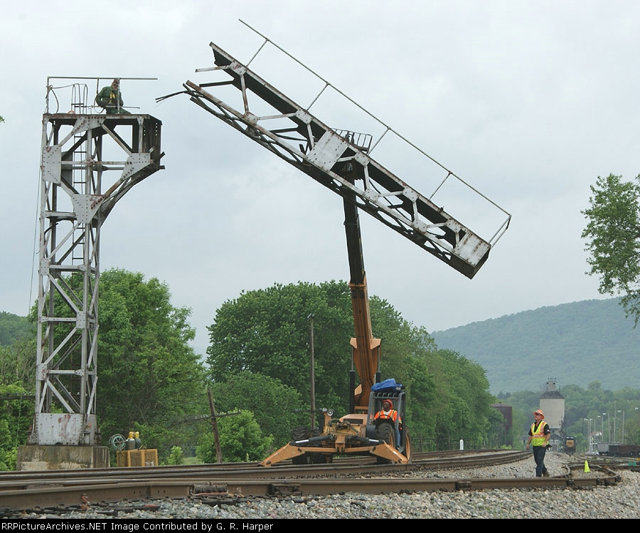 Horizontal arm of cantilevel breaks free
