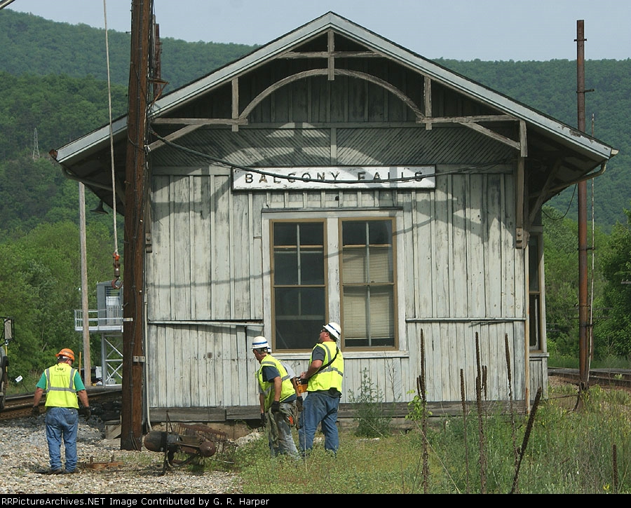 The last C&O-styled, US&S on the James River lies on the ground.