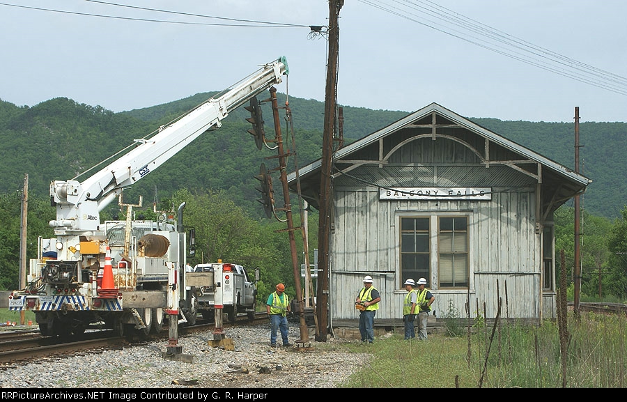 The last C&O-styled, US&S manufactured signal on the JAmes River is lifted off its pedestal