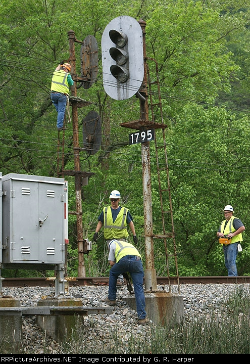 Signal gang works on removal of EB and WB signals at "Hot Box".