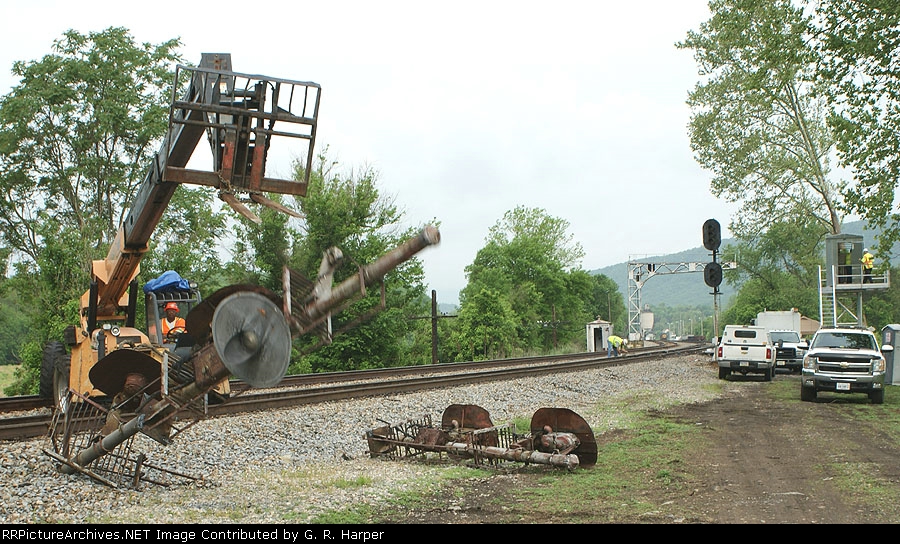 cantilever head slides off fork lift
