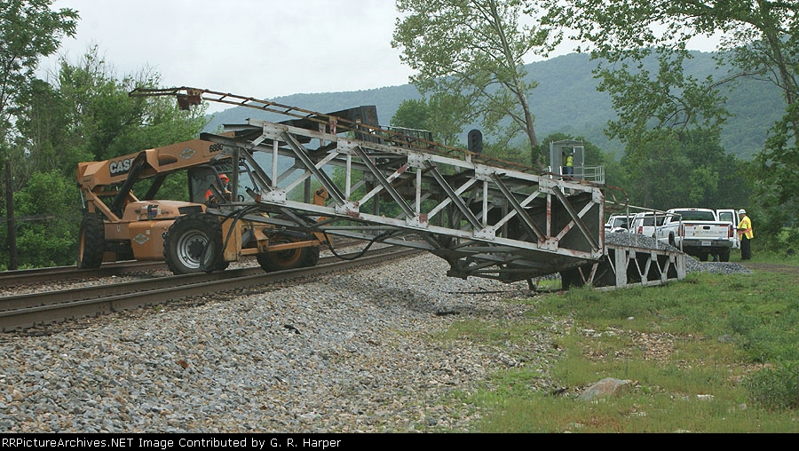Vertical arm of cantilever joins the rest of the scrap pile