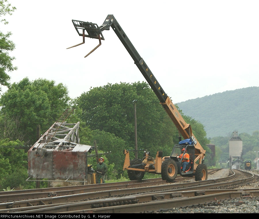 TIIIMBER!!  Vertical arm of cantilever plunges to earth