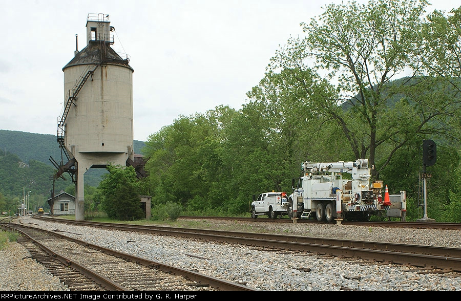 Intermediate signal at Balcony Falls about to meet its fate.  Coaling tower, depot, and local train power in the background