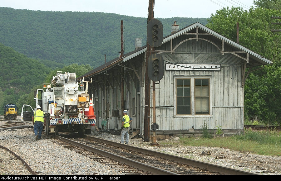 Hi-rail boom truck backs up to the last standing C&O-styled, US&S signal on the entire James River.