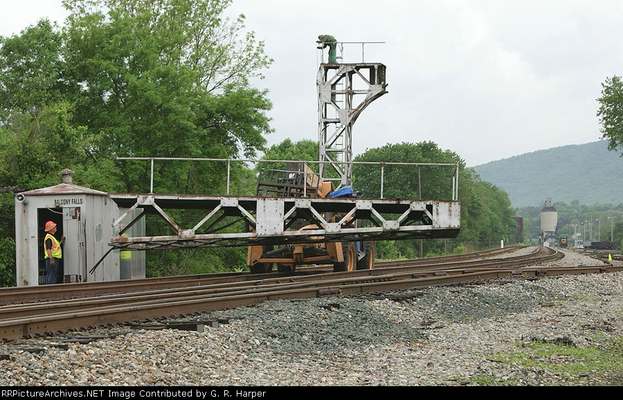 Hauling horizontal arm out of the way