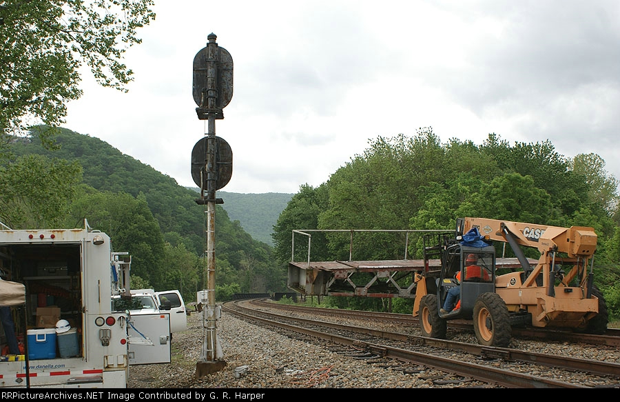 Horizontal arm carried to join signal heads in scrap heap