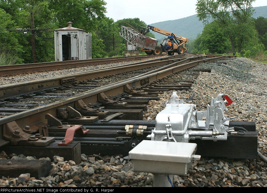 Maneuvering the vertical arm to be hauled off