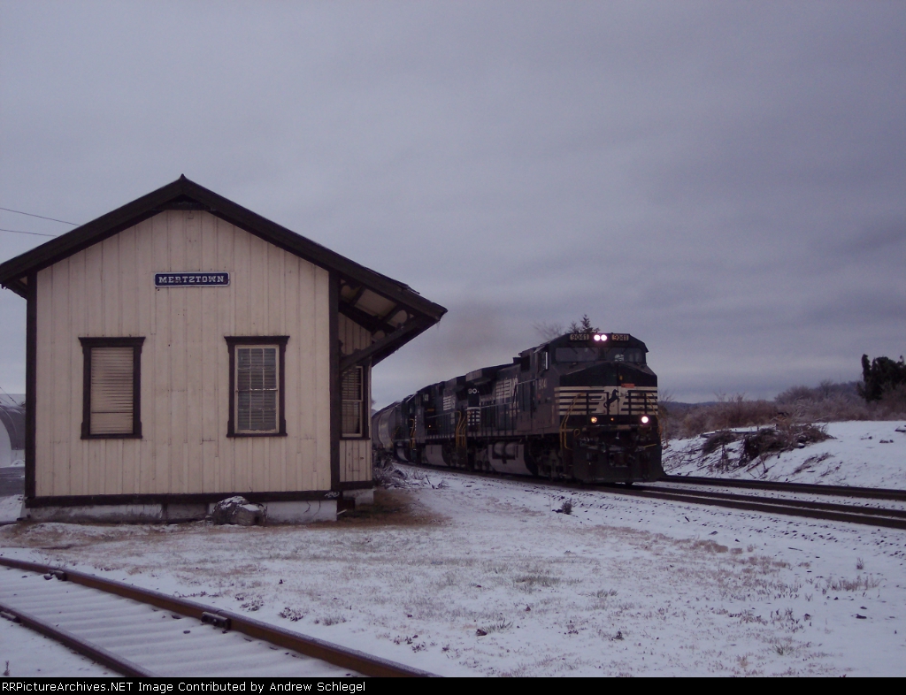 NS Westbound at the Mertztown Station