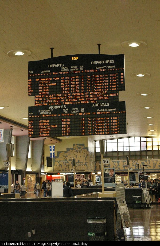 Departure board at Gare Centrale (Central Station)