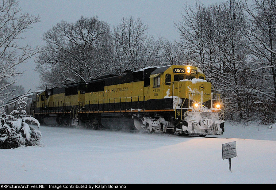 In the last gaps of light, westbound SU 99 approaches Edison Ave