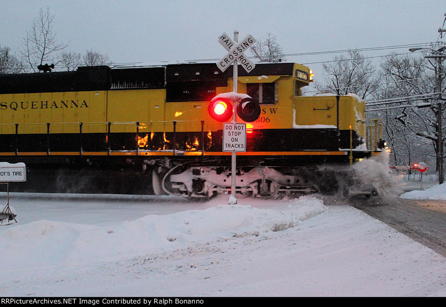 NYSW SD60 3806 slams a snow bank at Edison Ave as itr leads SU-99 westbound