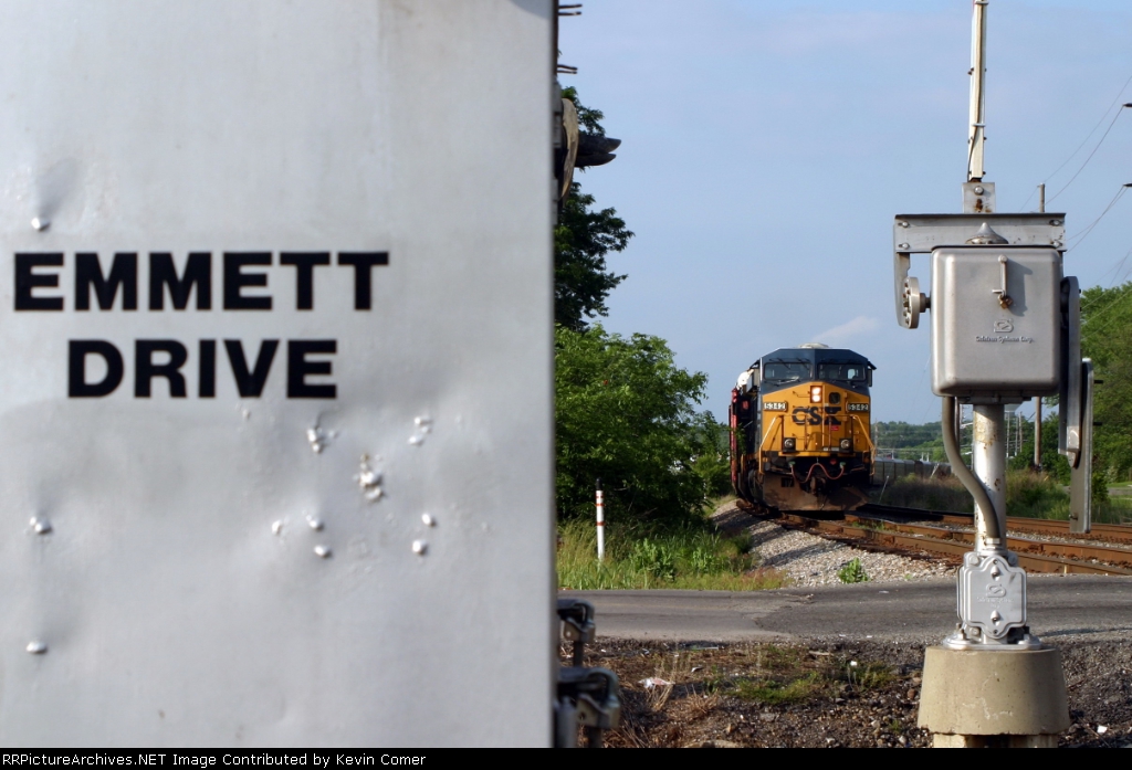 Q235 waits on SE Morgantown siding near Emmett Drive