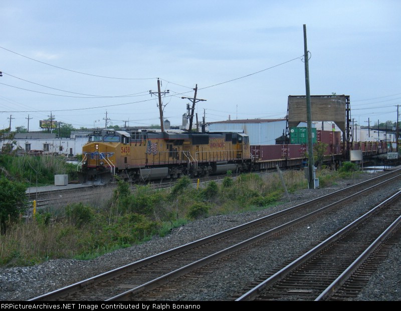 Q118 enters the NYS&W at CP-5 to drop cars before heading to Kearny NJ