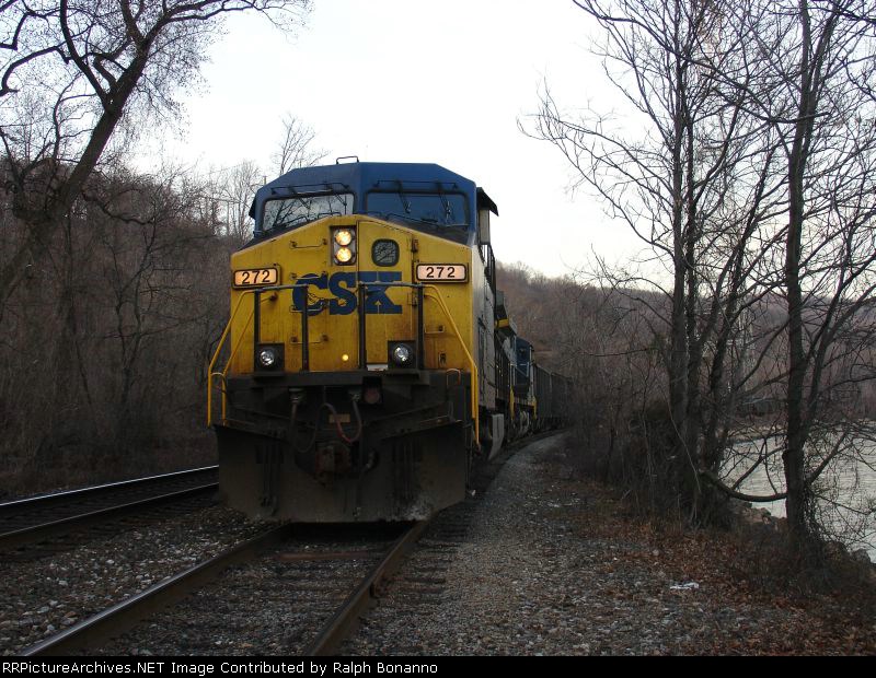 V806 is seen on the siding at Tompkins Cove waiting to cut away form the train