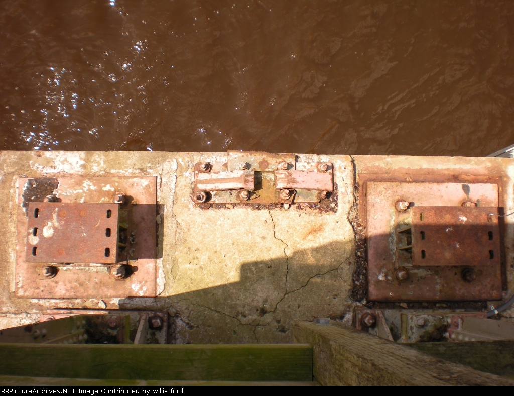 The old swing lock is still on the end of the pier.
