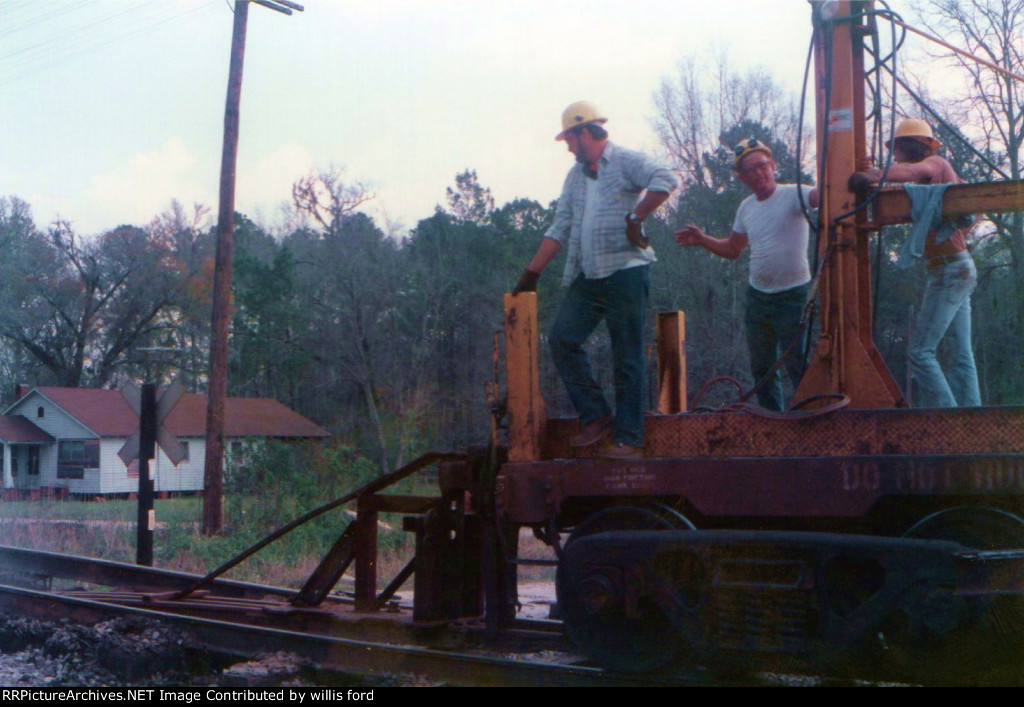 Road crew  just doin thier job removin the Everett sub