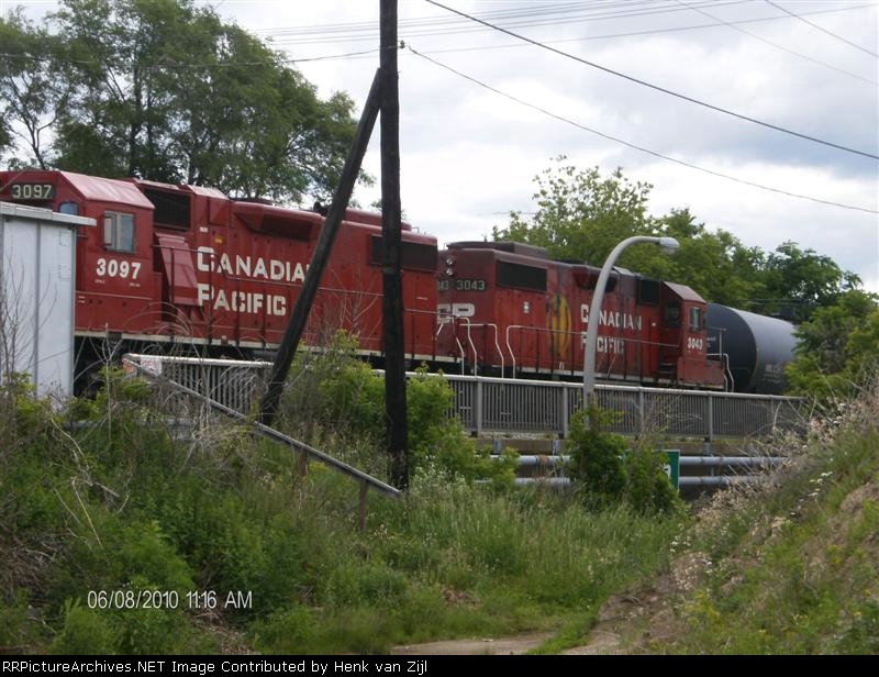 CP 3097 and CP 3043 (EMD GP38-2)