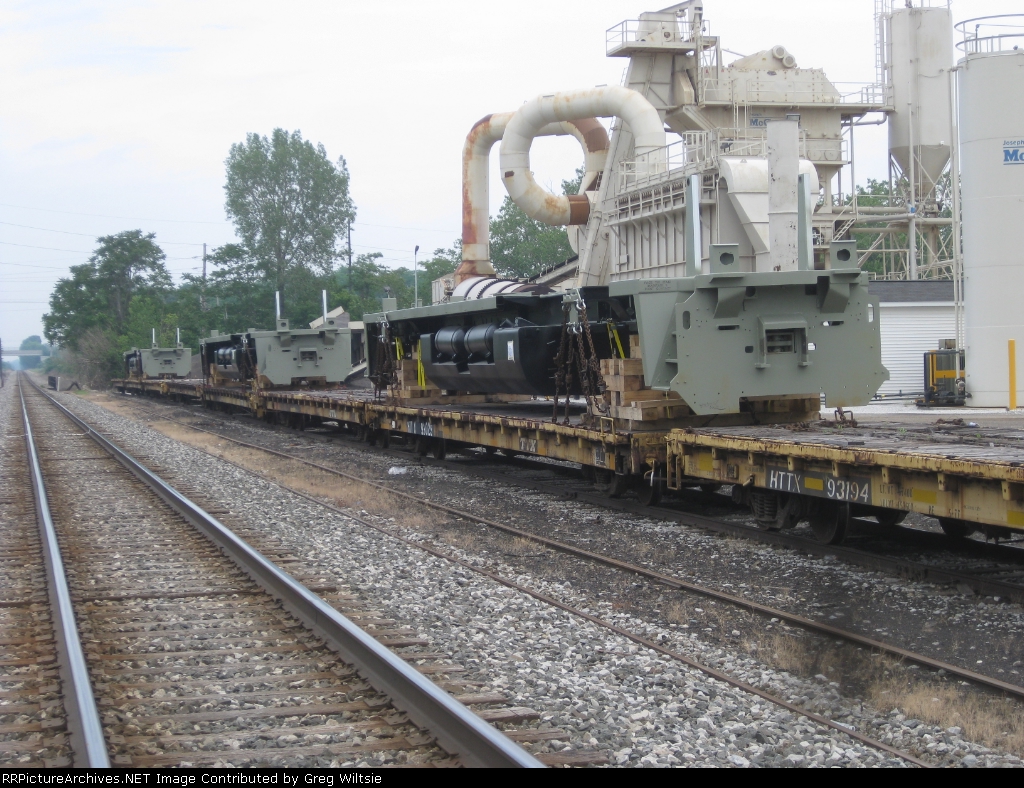 Three GE expowt platforms headed to Brazil wait on the NS interchange track