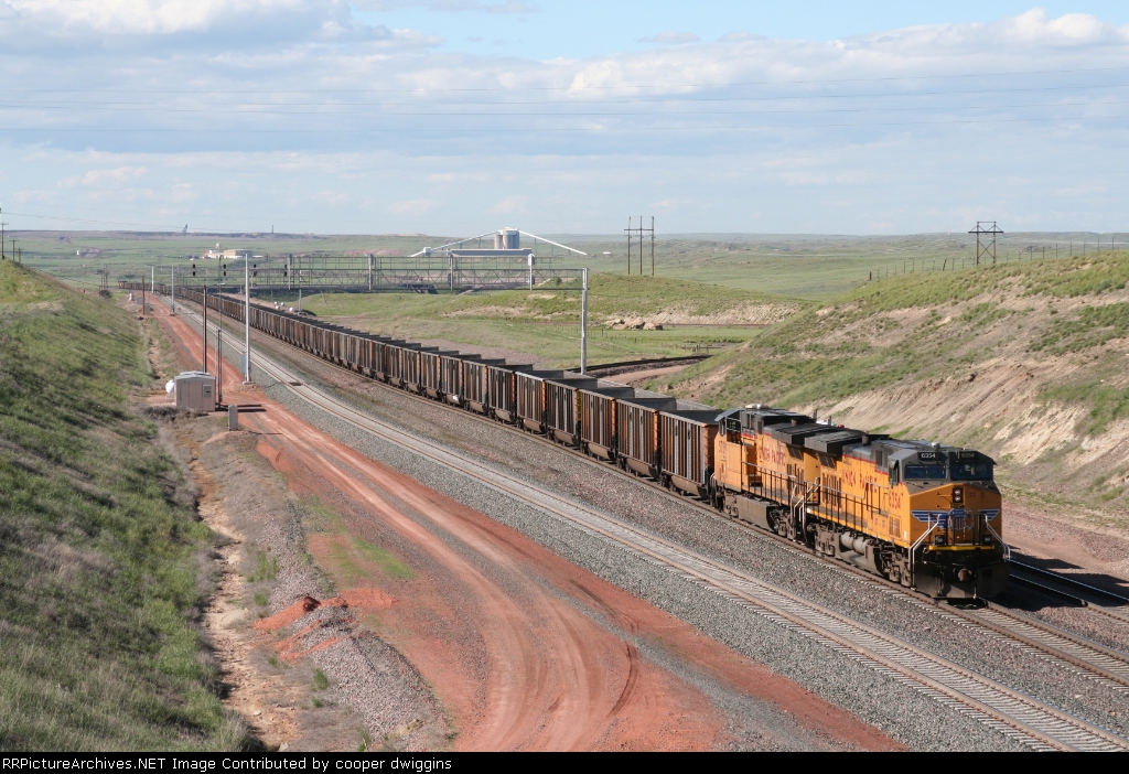 A UP train swings into Cordero Mine