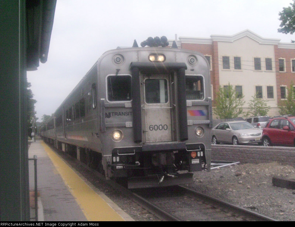 Train arriving at Park Ridge station