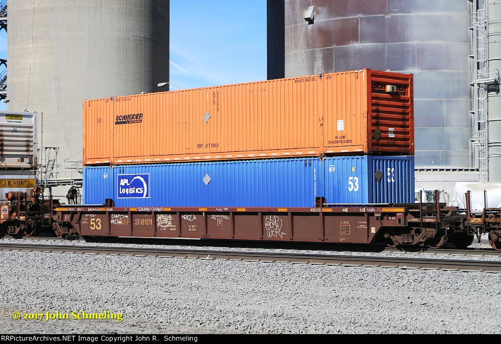 BNSF 208101 with Containers: SNLU 993179 & APDU 355527. Monolith CA. 11/14/2017