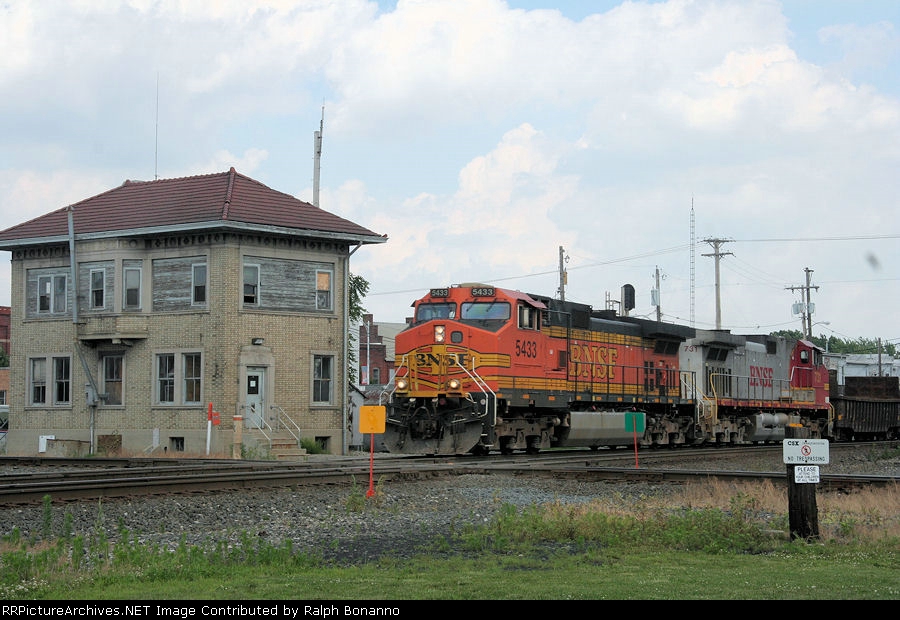 A westbound Q389 crosses the C&O Toledo Sub as it heads west with BNSF power