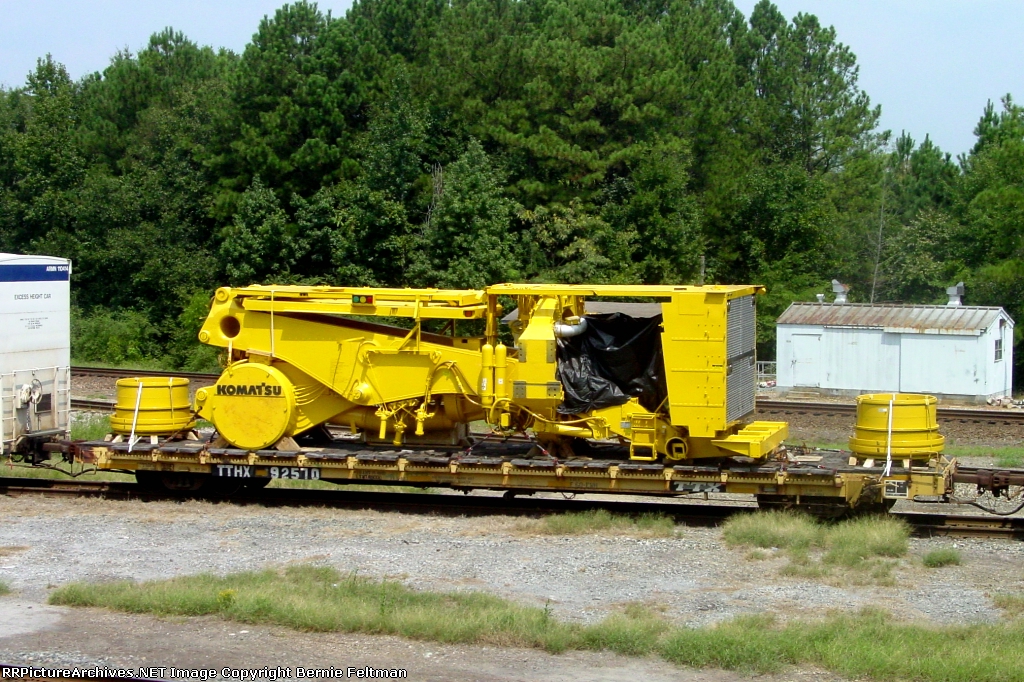 TTHX 92570, with a Komatsu load headed to Florida, 