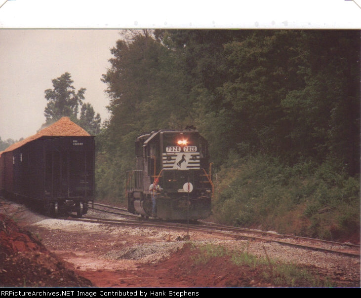 PICTURE TWENTY FIVE--The locomotive rides down to the spur switch to get the loads.
