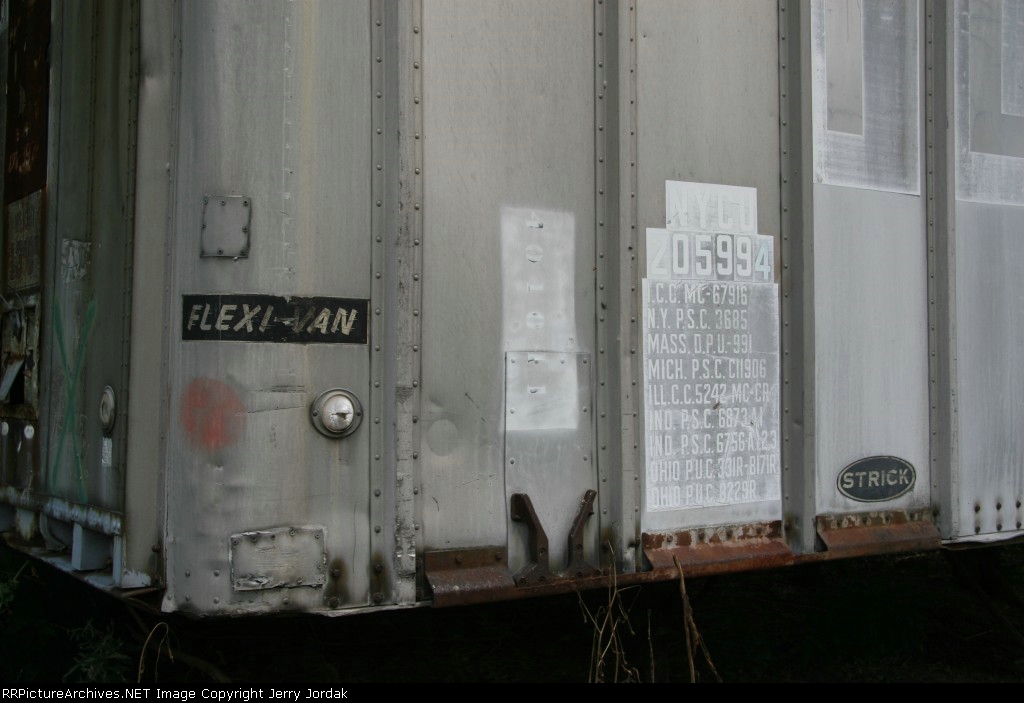 Front corner detail of Flexi-Van trailer
