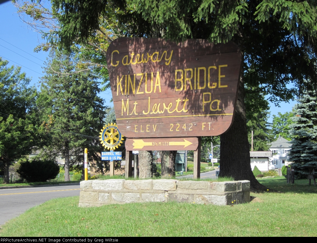 The Kinzua Bridge Gateway sign next to US Route 6