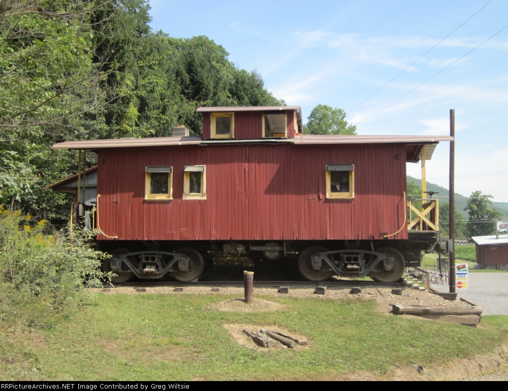 BO C2654 / WAG C79 / BRP 303 at gift shop along Route 6