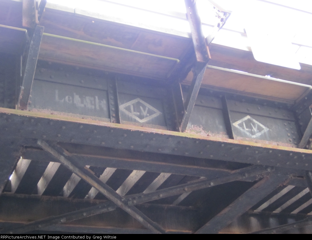 Two LV logos and two types of Lehigh Valley lettering can be seen on this LV bridge