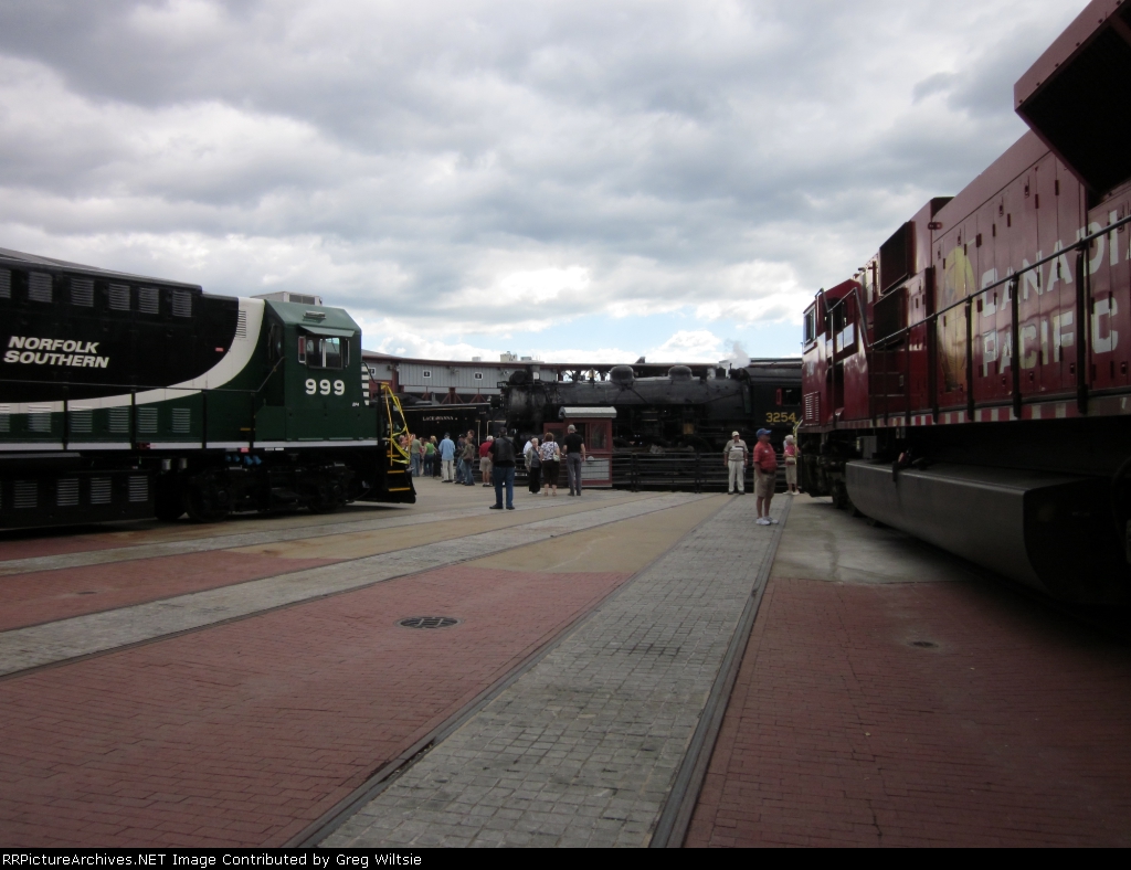 The turntable area with the display engines around