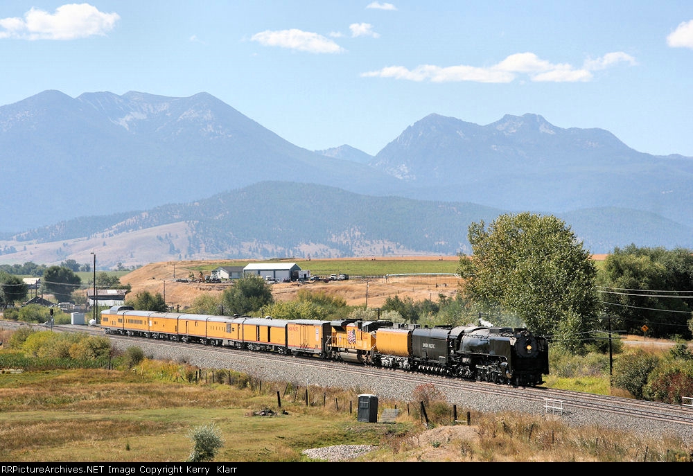 UP 844 with the Blue Mountains in the background 