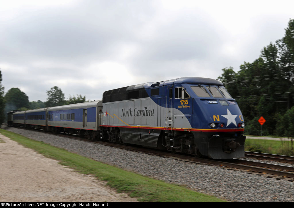 RNCX 1755 leads train 75 towards Cary