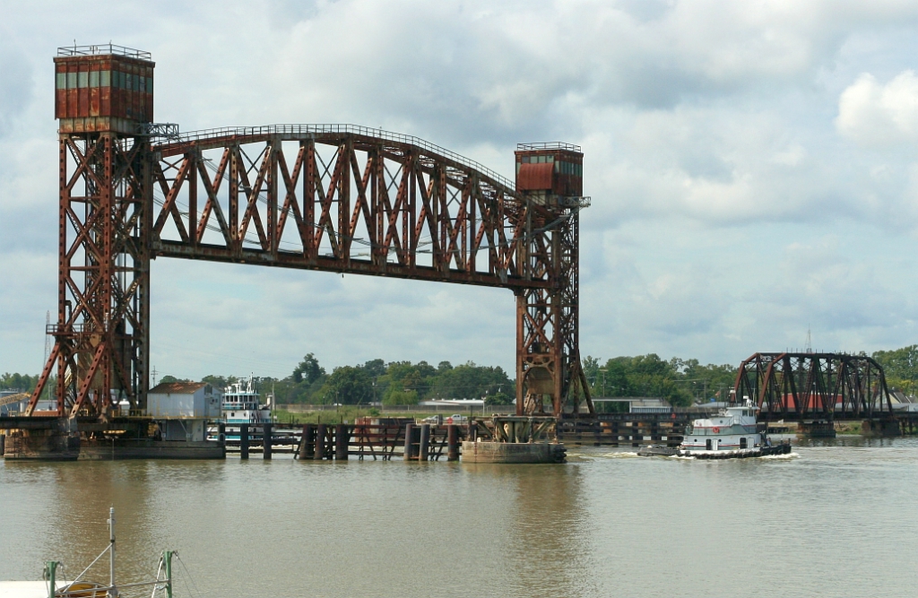Bridge letting river traffic by