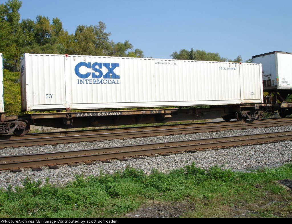 TTAX Spinecar 653966 w/CSXU Container 935447 EB